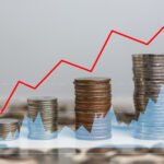 Inflação desacelera, mas juros elevados aumentam risco de forte queda do PIB em 2027
