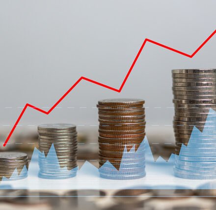 Inflação desacelera, mas juros elevados aumentam risco de forte queda do PIB em 2027