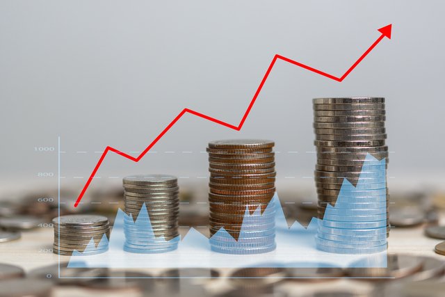 Inflação desacelera, mas juros elevados aumentam risco de forte queda do PIB em 2027